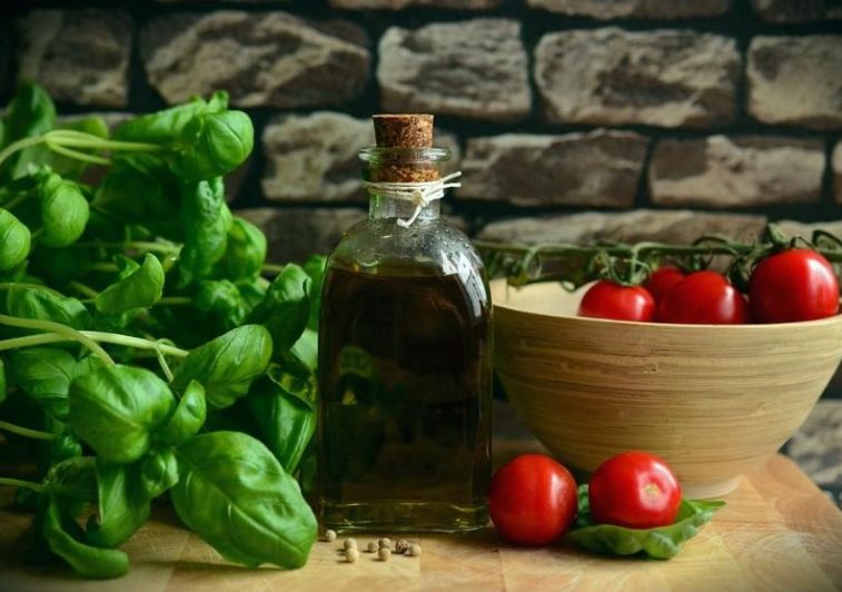 El Papel del Aceite de Oliva en la Dieta Mediterránea: ¿Por Qué Es Tan Saludable?